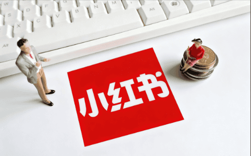 ALT標籤:展示小紅書引流與粉絲增長的策略,配合電腦鍵盤和模型人物。.