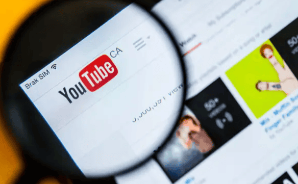 放大鏡聚焦YouTube網站界面,展示影片推薦與數據分析.